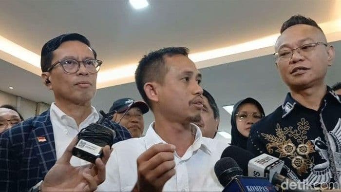 minta_kasus_ijazah_segera_tuntas_jokwi_mania_desak_roy_suryo_cs_tersangka_
