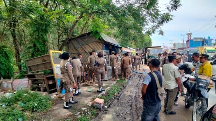 puluhan_pedagang_di_kelurahan_bunut_kisaran_pasrah_lapak_jualan_dibongkar_satpol_pp