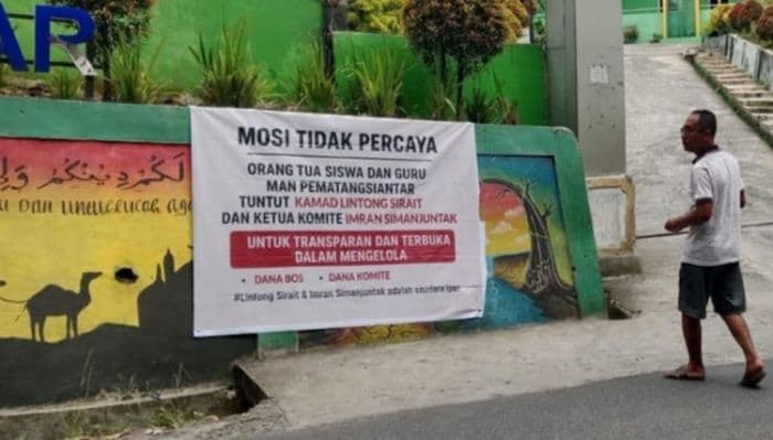 sempat_viral_spanduk_mosi_tidak_percaya_di_sekolah_man_siantar_komite_ulah_seorang_oknum_guru