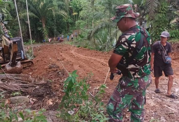 tmmd_ke126_resmi_dimulai_tni_buka_jalan_di_desa_sihiong