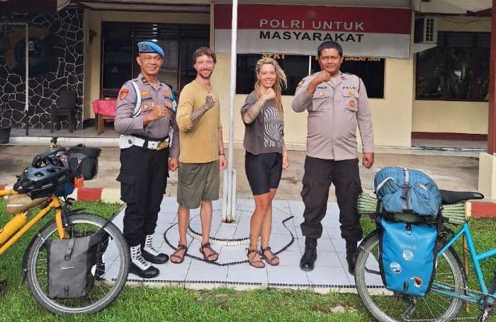 unik_dua_turis_jerman_pilih_menginap_di_kantor_polisi_sebelum_ke_bukit_lawang
