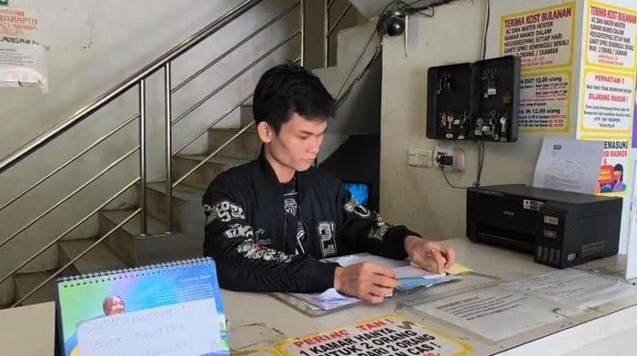 viral_dua_pria_bersenjata_tajam_serang_resepsionis_hotel_di_medan