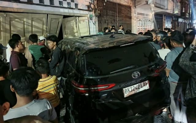fortuner_hitam_hantam_ruko_di_jalan_brigjen_katamso_medan_bagian_depan_ringsek