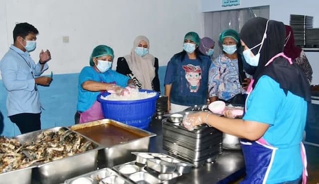 ketua_tp_pkk_tapteng_tinjau_sppg_di_empat_kecamatan_pastikan_mutu_dan_keamanan_mbg