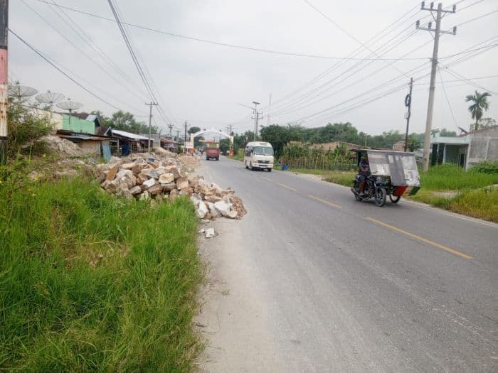 material_drainase_makan_badan_jalinsum_di_toba_pengendara_khawatir_kecelakaan