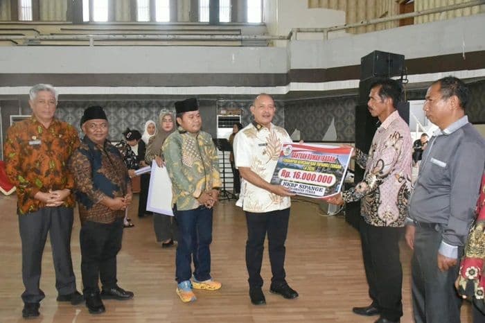 pemkab_tapteng_salurkan_bantuan_rp944_juta_untuk_59_rumah_ibadah_terdampak_bencana