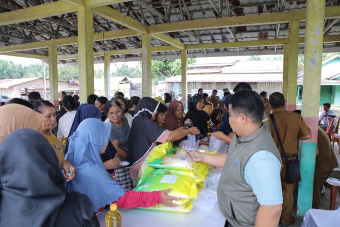 bantuan_24_ton_beras_untuk_warga_terdampak_banjir_di_kecamatan_kisaran_timur_disalurkan