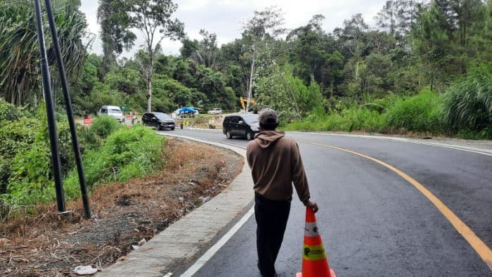 jelang_mudik_nataru_dishub_simalungun_pasang_baliho_antisipasi_kemacetan_dan_longsor