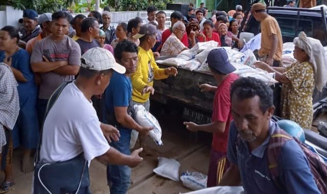 jr_saragih_salurkan_1000_sak_beras_dan_perangkat_starlink_untuk_korban_bencana_di_tukka