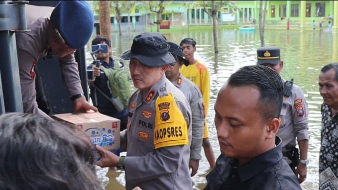 kapolres_binjai_tinjau_korban_banjir_tanjungpura_dan_salurkan_bantuan_logistik