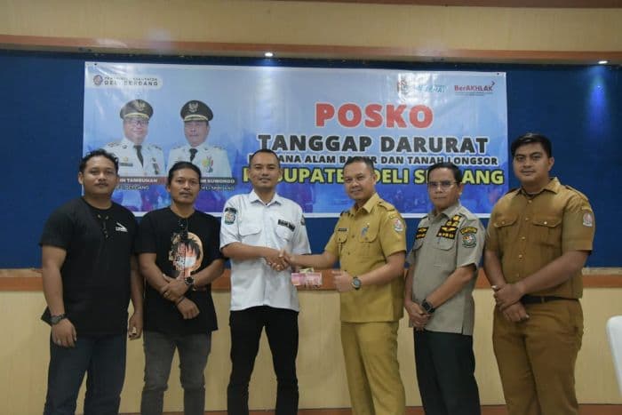 konser_amal_kecamatan_galang_serahkan_donasi_untuk_warga_terdampak_banjir_di_deli_serdang
