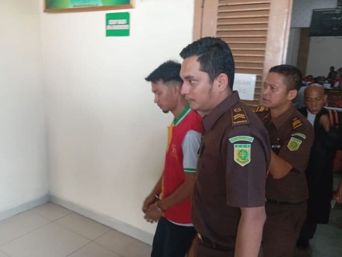 lolos_dakwaan_pembunuhan_berencana_johan_sitorus_divonis_15_tahun_penjara