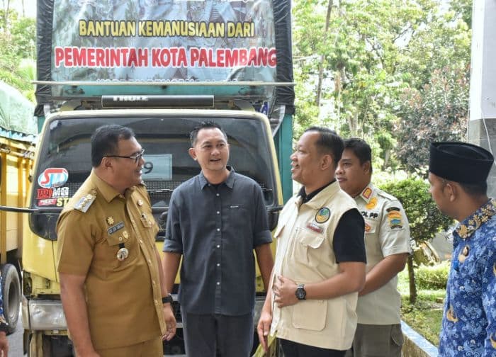 pemkab_deli_serdang_terima_tiga_truk_bantuan_dari_pemkot_palembang