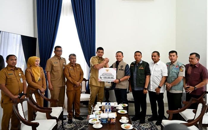 pemko_pekanbaru_salurkan_bantuan_rp15_miliar_untuk_korban_bencana_di_sumut