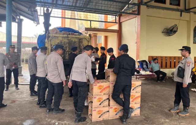 polres_langkat_salurkan_bantuan_logistik_ke_jemaat_gereja_terdampak_banjir_di_besitang