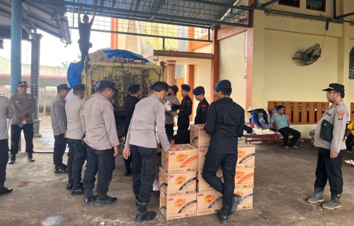 polres_langkat_salurkan_bantuan_logistik_ke_jemaat_gereja_terdampak_banjir_di_besitang