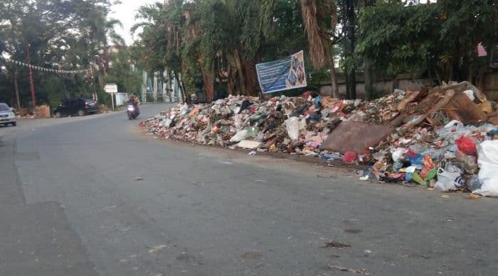 bau_menyengat_sampah_pasca_banjir_di_jalan_cilincing_dikeluhkan_pengendara_