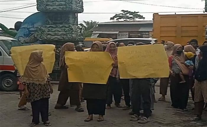 warga_paya_pasir_demo_di_kantor_camat_medan_marelan_tuntut_lurah_diganti
