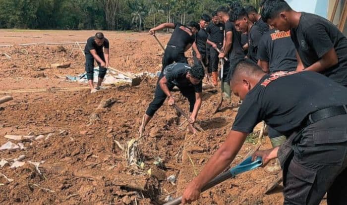 brimob_polda_sumut_fokus_bersihkan_sisa_material_lumpur_dampak_bencana_di_tapteng