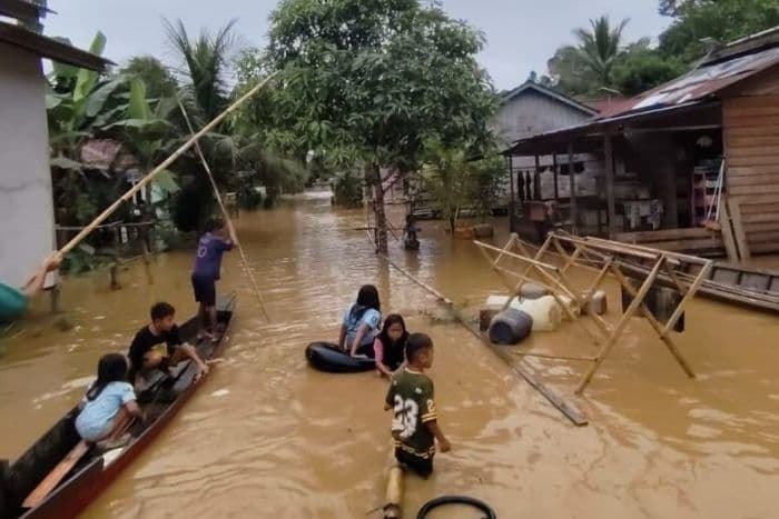 landak_kalbar_dihantam_banjir_bandang_akses_jalan_utama_ke_perbatasan_rimalaysia_lumpuh_total