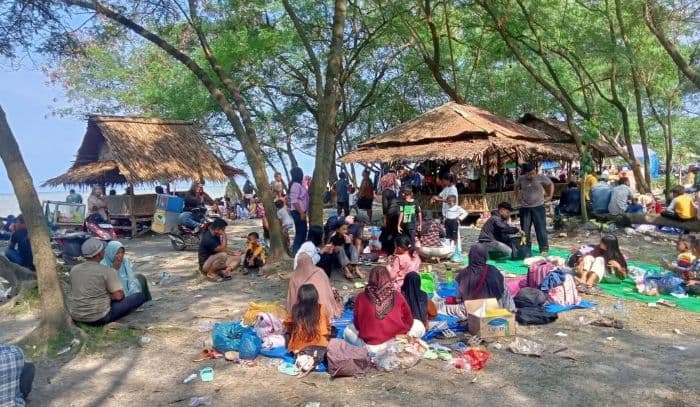 pantai_dewi_indah_dipadati_pengunjung_dari_berbagai_daerah_saat_akhir_pekan