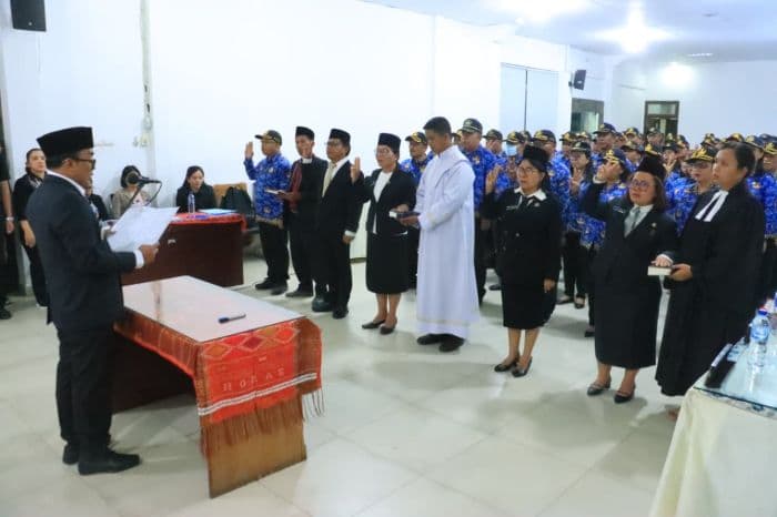 pelantikan_75_pejabat_pemkab_samosir_digelar_malam_hari_tuai_kritik_publik