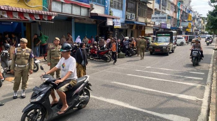 pemko_binjai_tertibkan_arus_lalu_lintas_dan_bongkar_muat_di_jalan_sudirman_