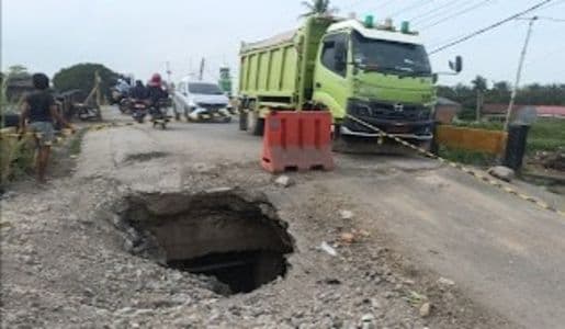 warga_keluhkan_kondisi_jembatan_titi_payung_di_hamparan_perak_nyaris_ambruk_