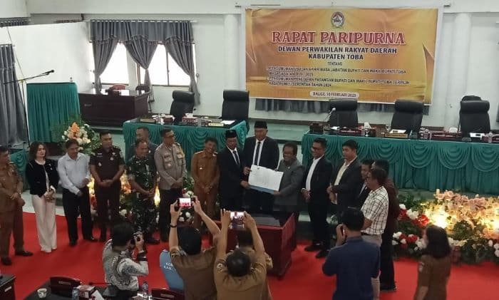 ditetapkan_sebagai_bupati_dan_wakil_bupati_terpilih_effendimurphy_ajak_masyarakat_bersatu_membangun_toba