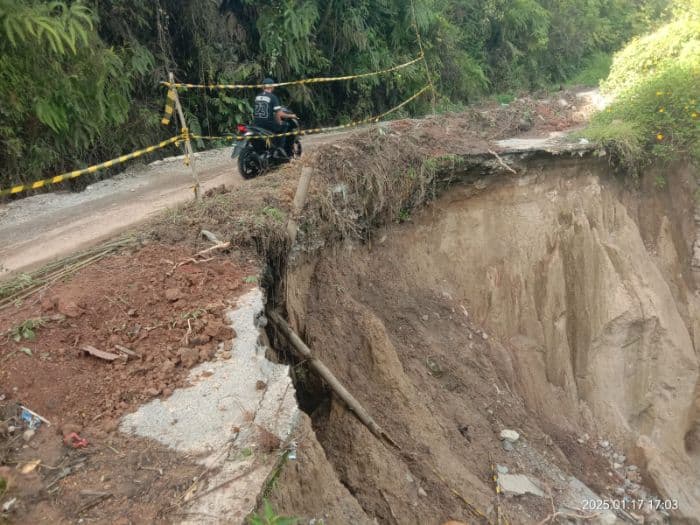 jalan_provinsi_longsor_dan_hampir_putus_camat_silaen_surati_putr_pemprov_sumut