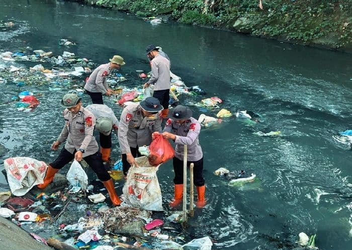 cegah_banjir_brimob_polda_sumut_bersihkan_sungai_di_medan_tembung