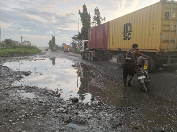 jalan_pelabuhan_belawan_rusak_parah_bertahuntahun_warga_desak_pelindo_dan_pemko_medan_bertindak