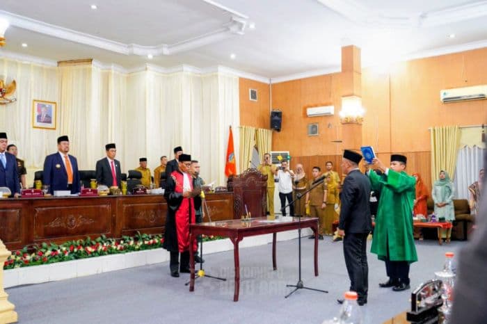 nurhaji_dilantik_pimpinan_dprd_batu_bara_akhirnya_lengkap