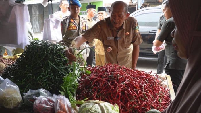 bupati_langkat_beli_cabai_saat_sidak_di_pasar_berikut_harganya_