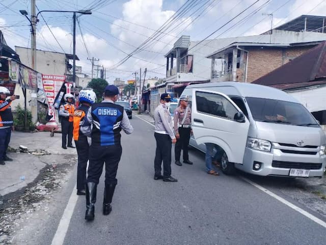 polda_sumut_razia_mobil_plat_hitam_pembawa_penumpang_umum