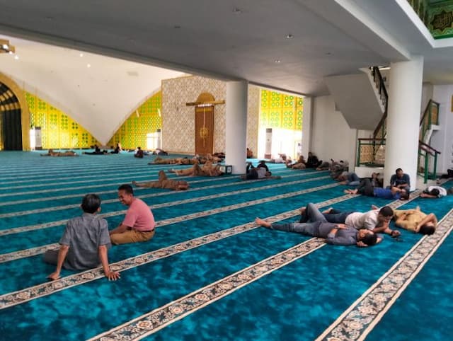 asn_deli_serdang_sering_tidur_di_masjid_agung_sultan_lubuk_pakam_saat_jam_kerja