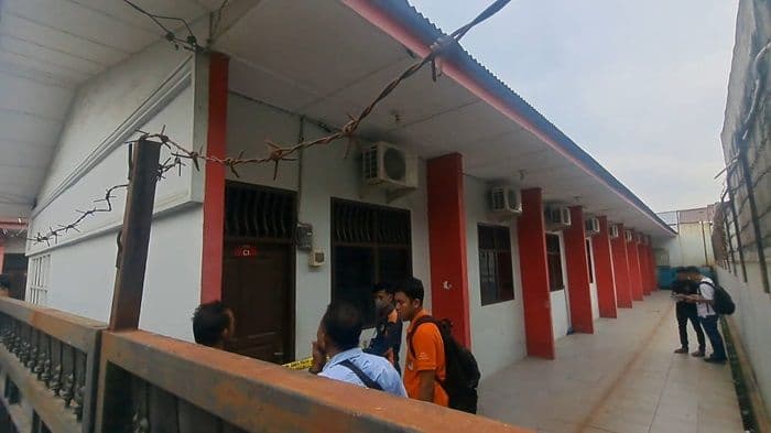 cctv_rekam_pria_bawa_kontainer_dari_kamar_hotel_diduga_terkait_pembunuhan_di_medan_denai
