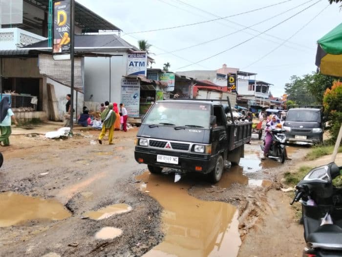 daftar_nama_jalan_di_tapteng_yang_rusak_warga_seperti_kolam_ikan