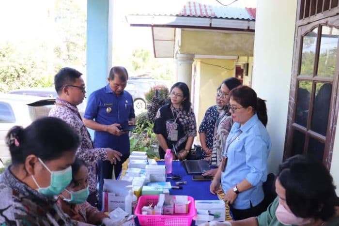 layani_warga_bupati_dan_wakil_bupati_toba_berkantor_di_desa_sidulang