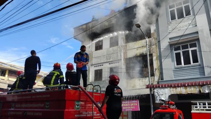 api_kembali_marak_di_toko_sepatu_jalan_thamrin_siantar_