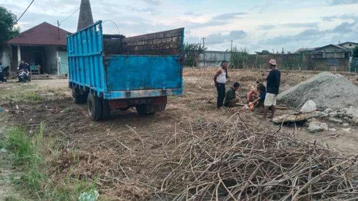 bangunan_eks_kud_dibongkar_kades_firdaus_sergai_diduga_jual_material_besi