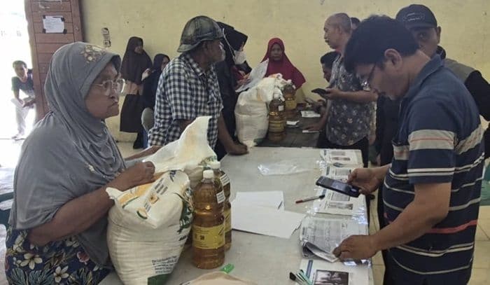 bantuan_pangan_mulai_disalurkan_di_binjai_warga_antre_sejak_pagi