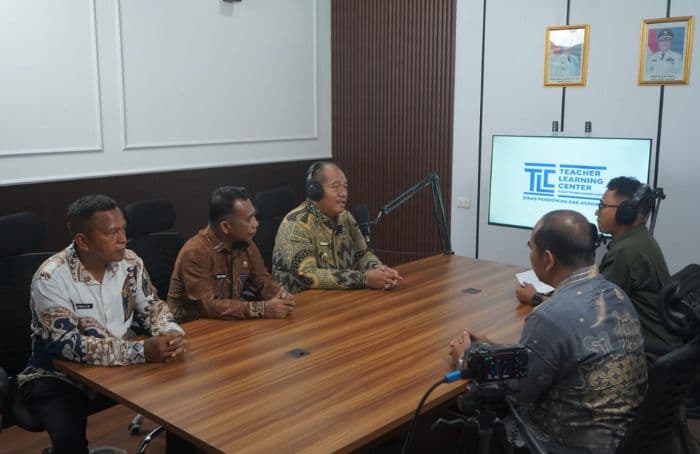 bupati_asahan_resmikan_podcast_asahan_cerdas_dorong_transformasi_pendidikan_digital