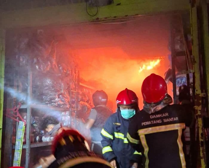 toko_sepatu_di_jalan_thamrin_siantar_terbakar