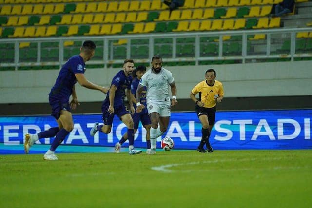 hasil_super_league_tendangan_bebas_gustavo_franca_bawa_arema_tekuk_persita_10