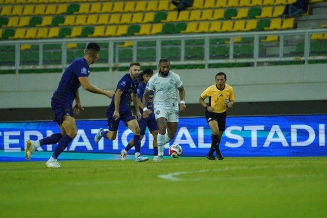 hasil_super_league_tendangan_bebas_gustavo_franca_bawa_arema_tekuk_persita_10