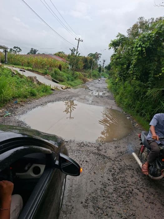 jalan_sibuntuontigaras_simalungun_rusak_parah_akses_menuju_danau_toba_terganggu