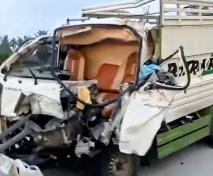 tabrak_truk_tronton_di_depan_tol_indrapura_penumpang_pikap_tewas