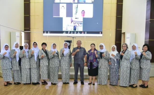 wabup_mahmud_efendi_apresiasi_bidan_tetap_mengabdi_pascabencana_di_tapteng