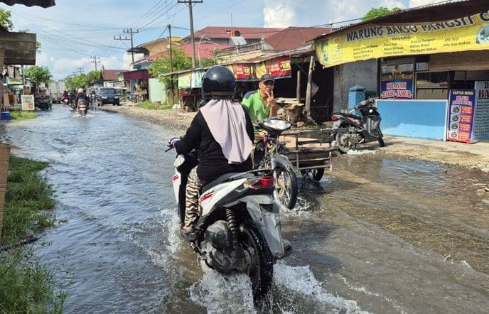 banjir_di_jalan_mt_haryono_binjai_lumpuhkan_umkm_dan_pengendara